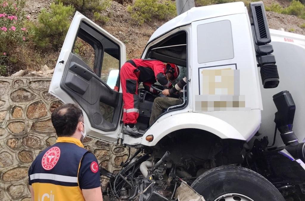 Freni Patlayan Tır Sürücüsü Araçta Sıkıştı