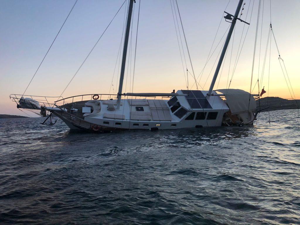 Yelkenli Tekne Yolcuları Karaya Oturdu