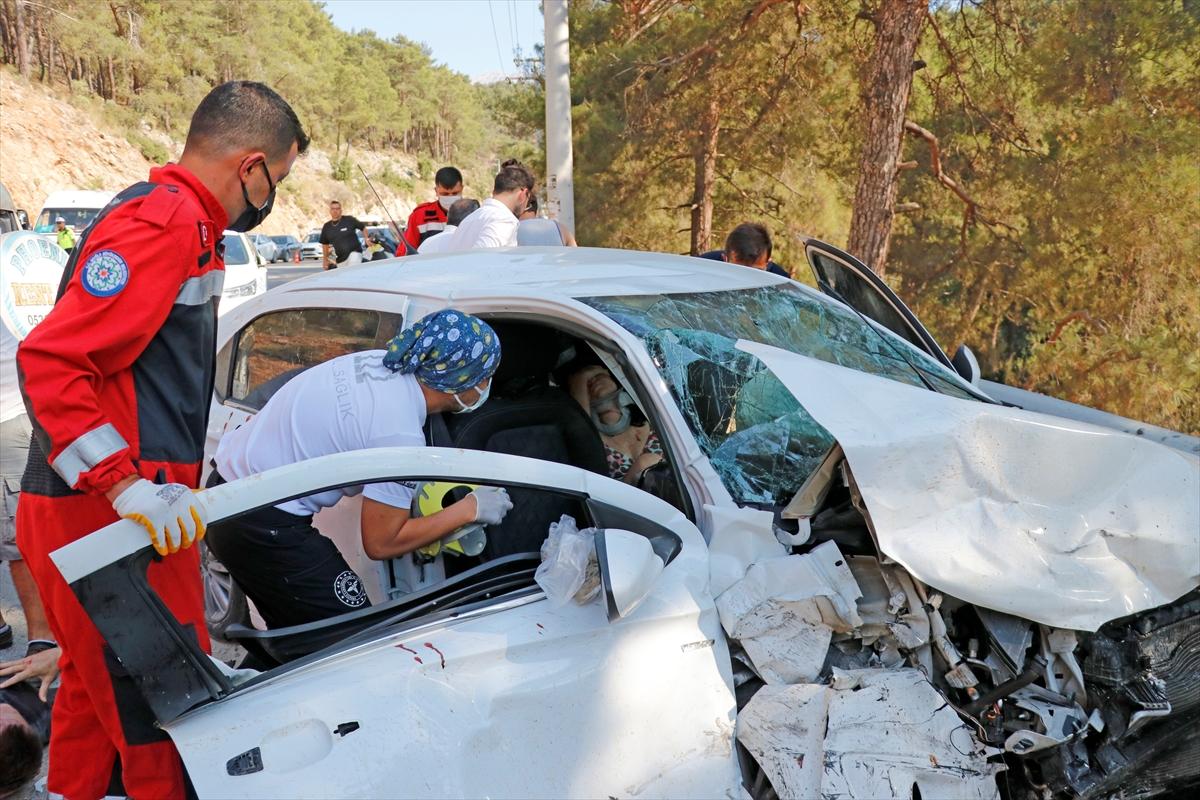 Otomobil ile Cip Çarpıştı, 8 Kişi Yaralandı