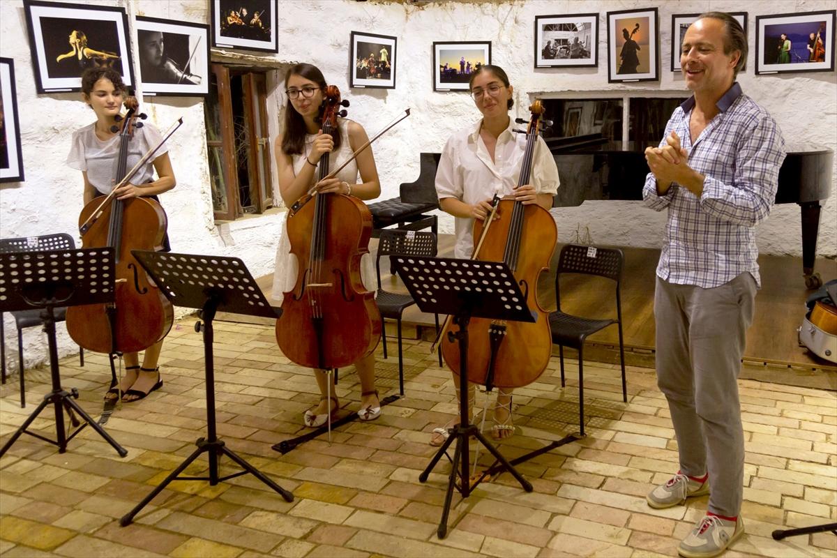Genç Yeteneklerden "Kumda Çello" Konseri