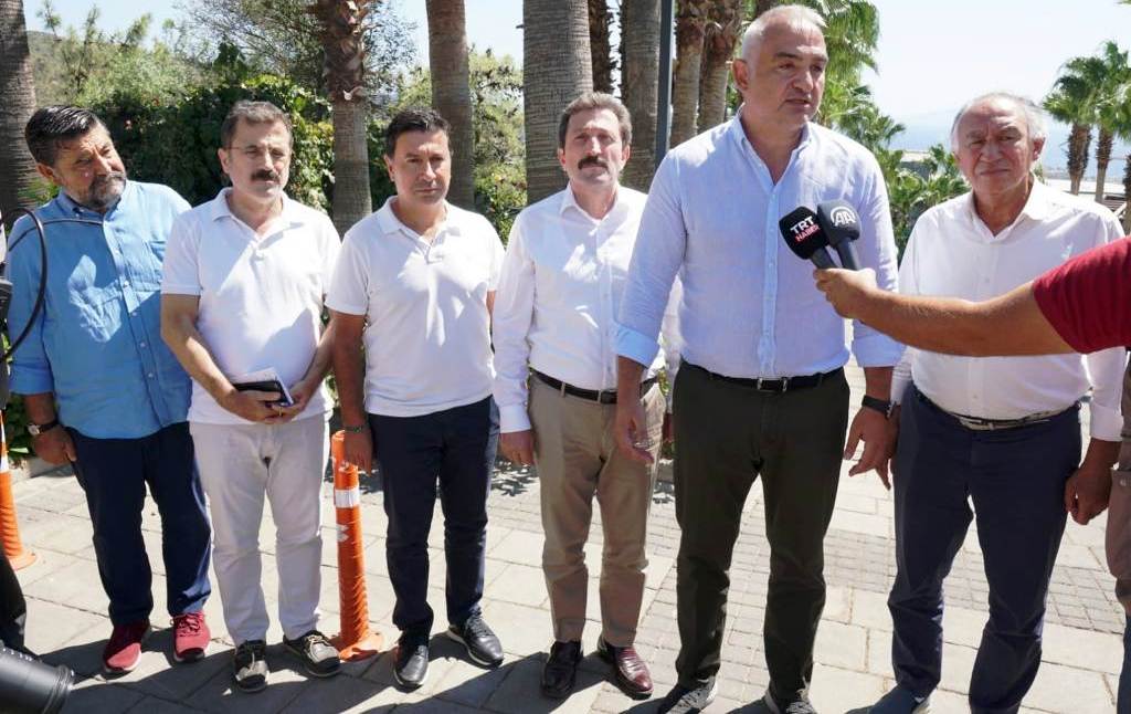 Bakan Ersoy, Turizmcilerle Buluştu
