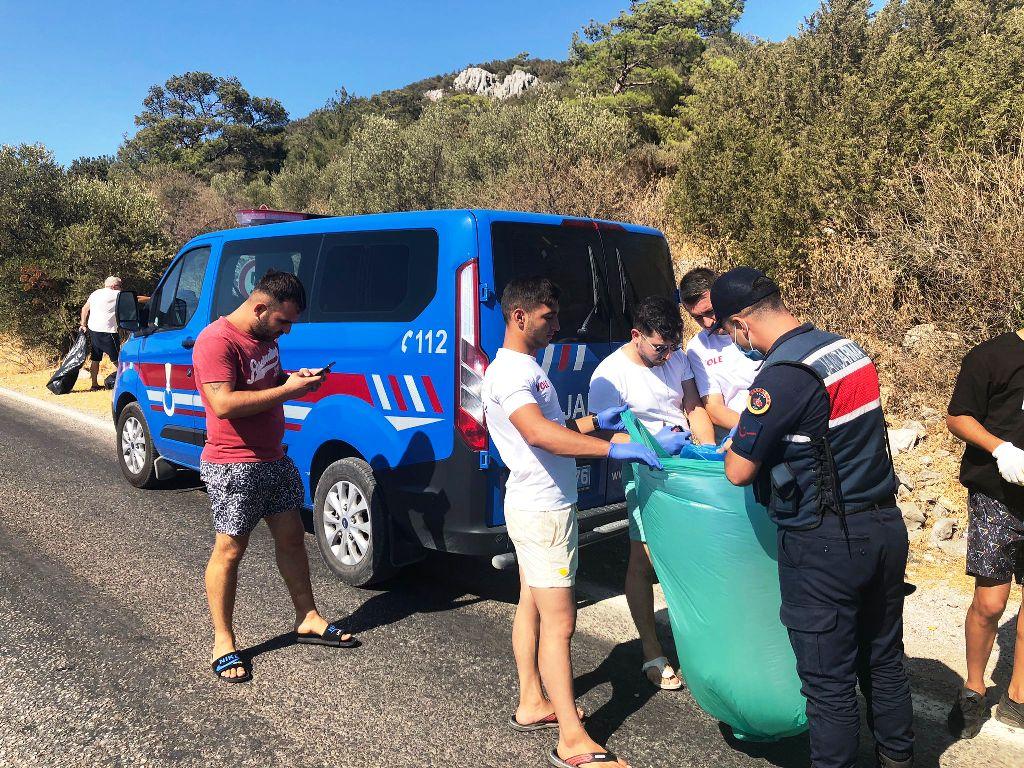 Jandarma ve Gönüllülerden Çevre Temizliği