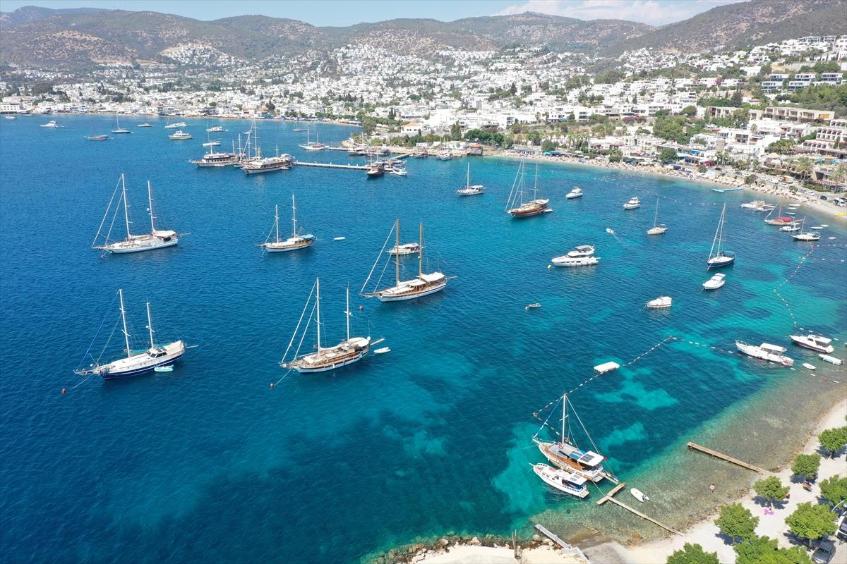 Mega yatlar Bodrum açıklarına demir attı