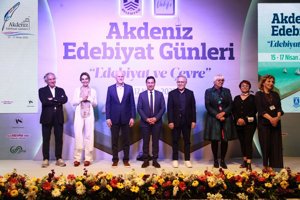 Ebedi Mavilikten Edebi Aydınlığa