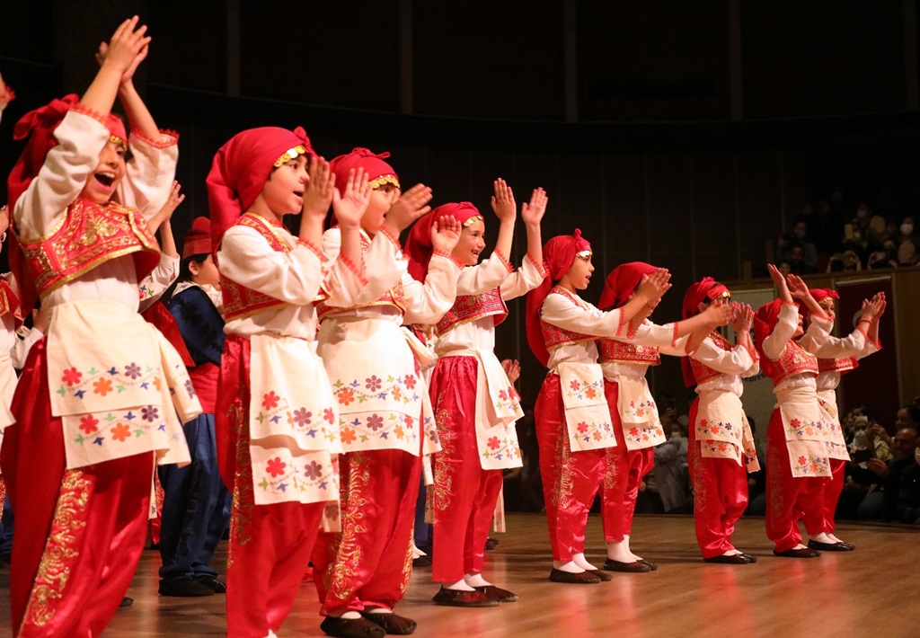 160 Öğrenci sahne Aldı