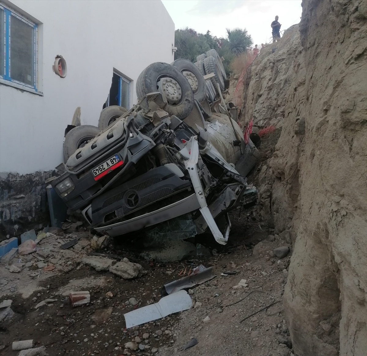 Bodrum'da devrilen beton mikserinin şoförü yaralandı