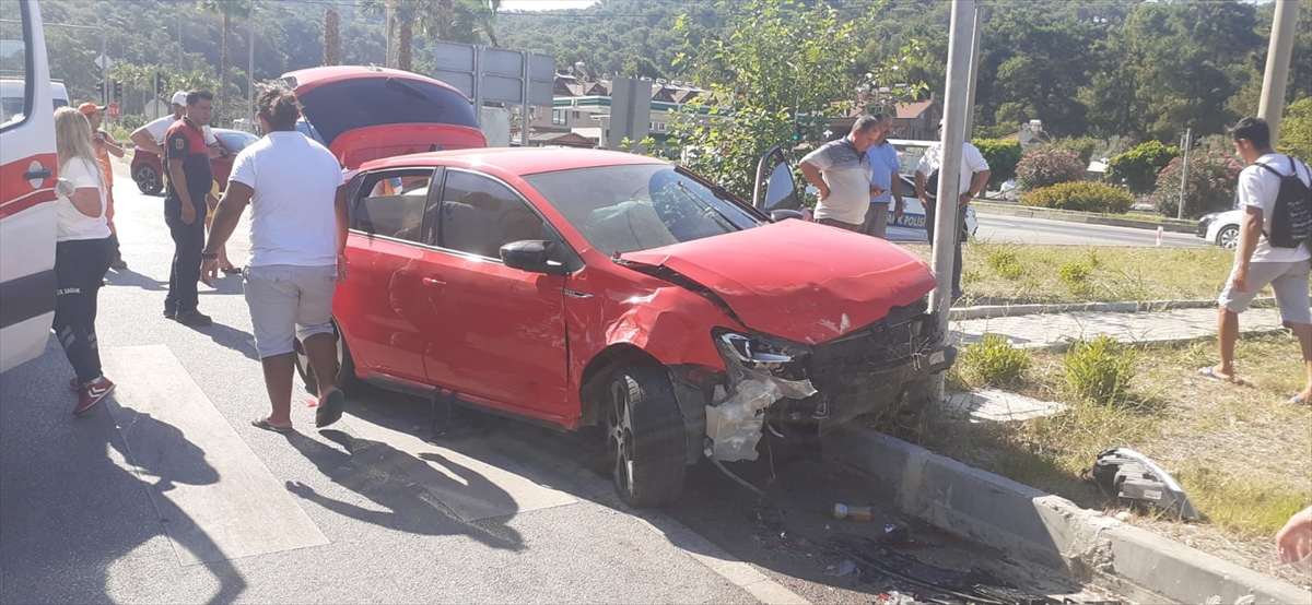 Otomobiller çarpıştı 4 kişi yaralandı