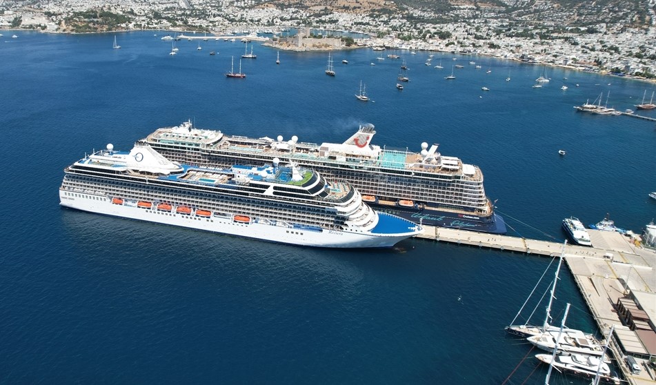 "Mein Schiff 5" ve "Riviera" Bodrum'a yanaştı