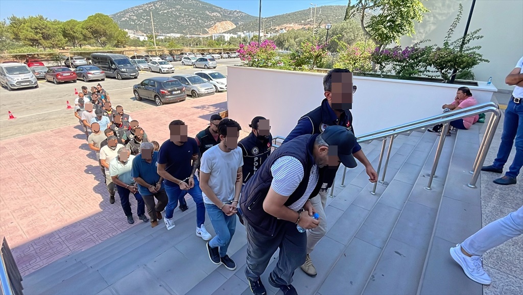 Hepsi Tutuklandı