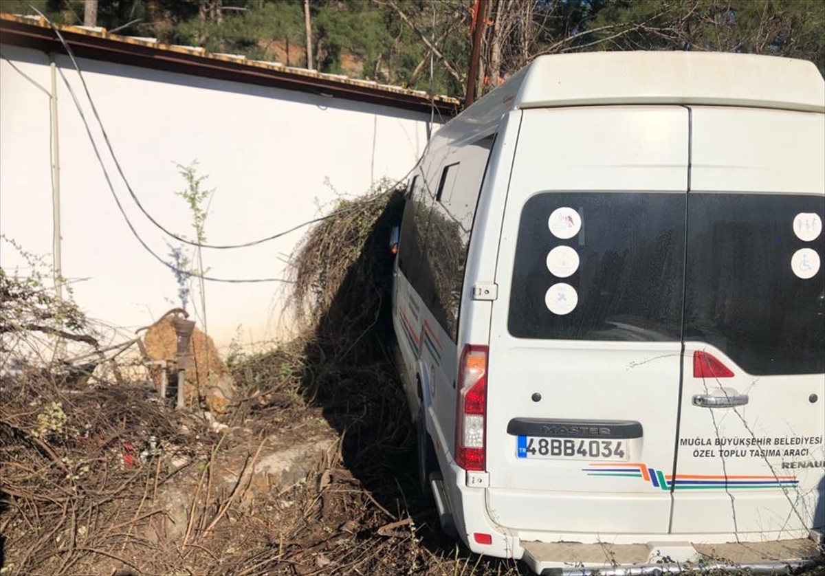 Yolcu Minibüsü Duvara Çarptı