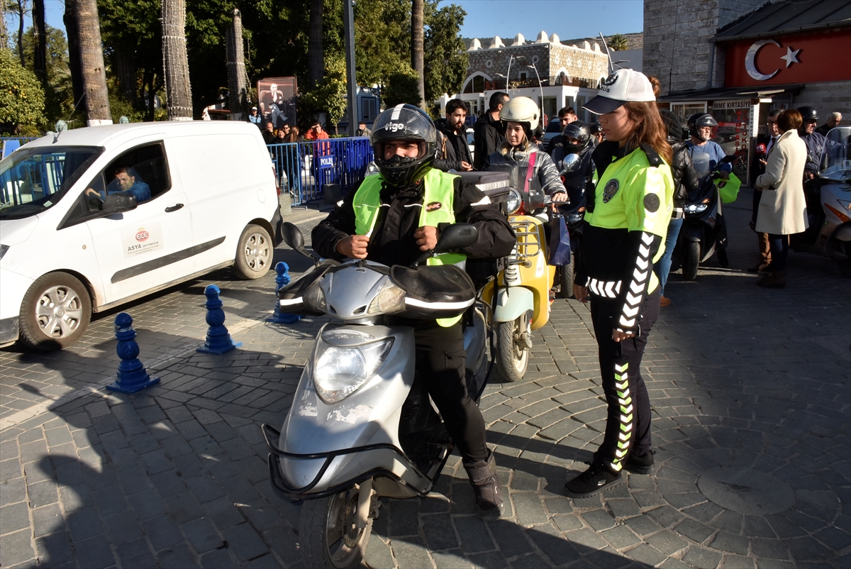 Bodrum'da motosiklet sürücülerine reflektif yelek dağıtıldı