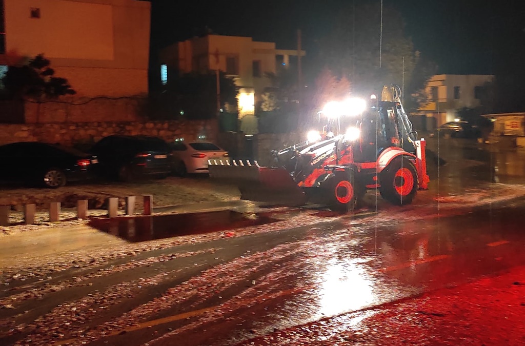 Belediye Ekiplerinden Yağmur Mesaisi