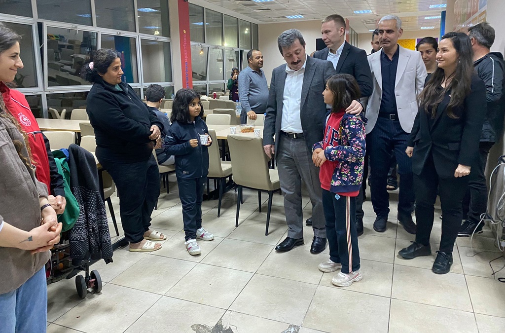 Vali Orhan Tavlı Milas’ta Depremzedelerle İftar Yaptı