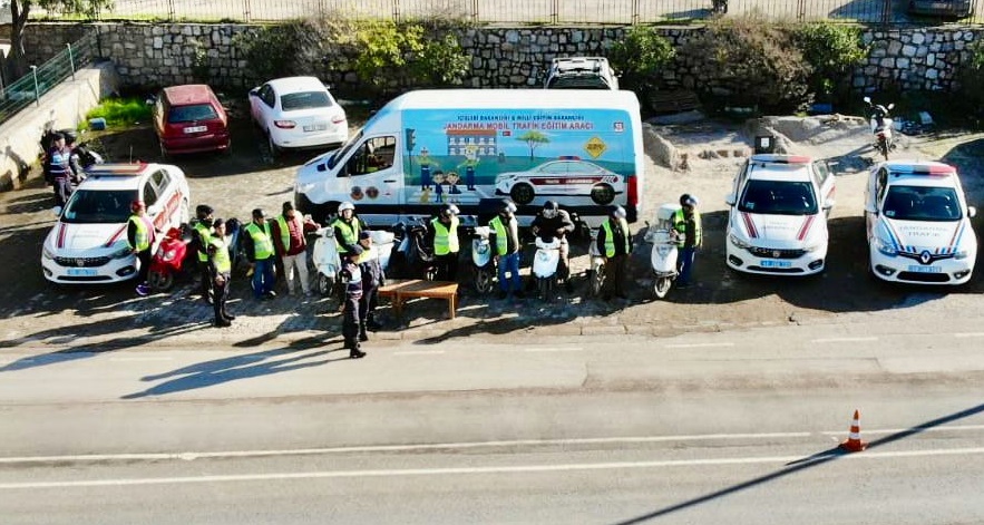 Bodrum Jandarma'da Motosikletçilere Kask ve Reflektör