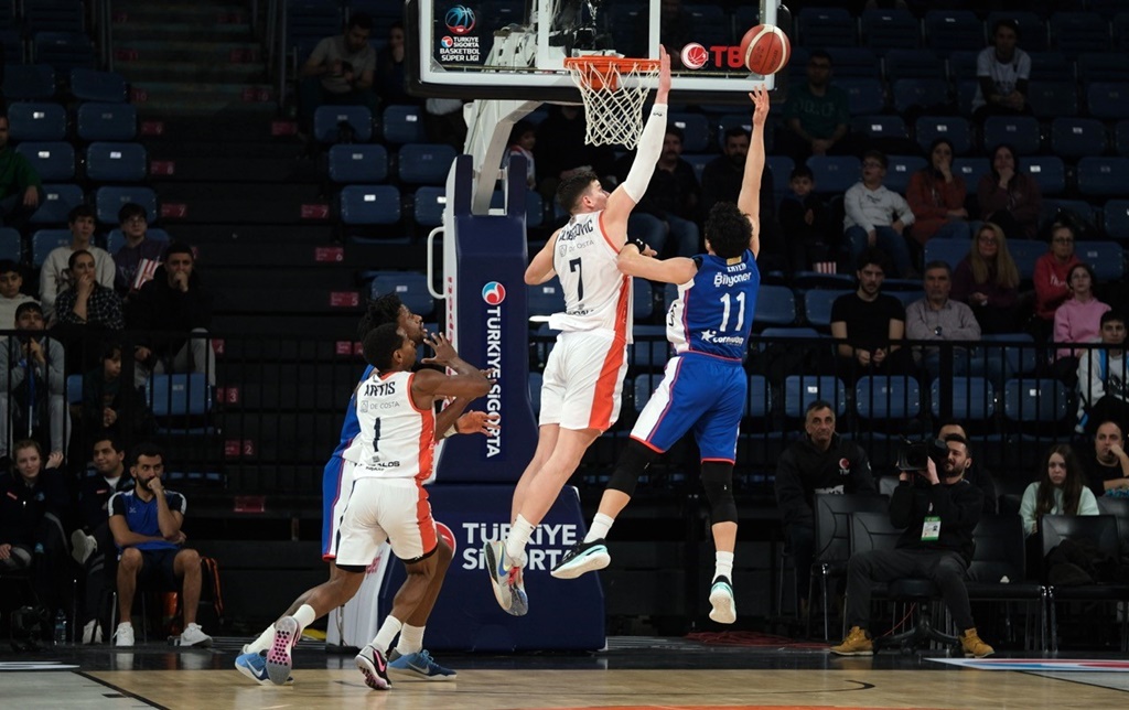 Anadolu Efes ile Kıyasıya Mücadele