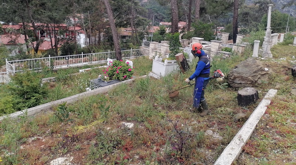 Bayram Öncesi Mezarlık Temizliği
