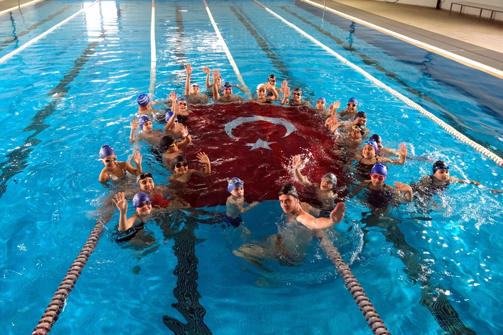 Havuzda Bayrak Açtılar