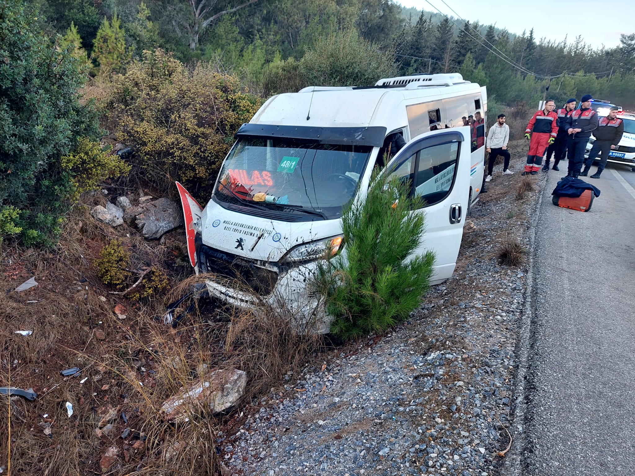Minibüs Yoldan Çıktı 8 Yaralı