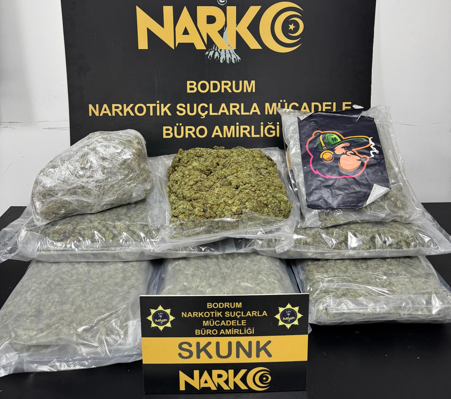 8 kg Yasaklı Maddeyle Yakalandılar