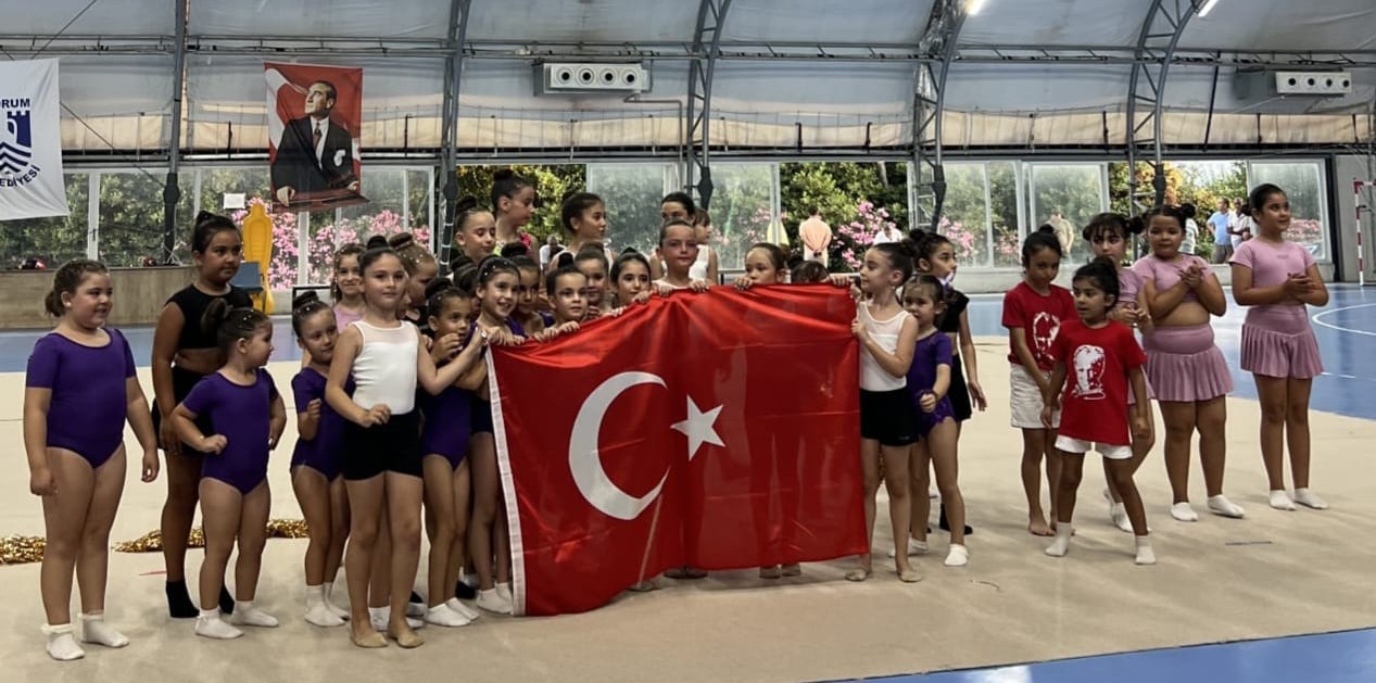 Her Yaşta Cimnastikçilerden Yıl Sonu Gösterisi